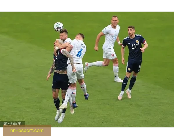 希克欧洲杯惊天超远吊射破门助捷克震撼全场引发热议