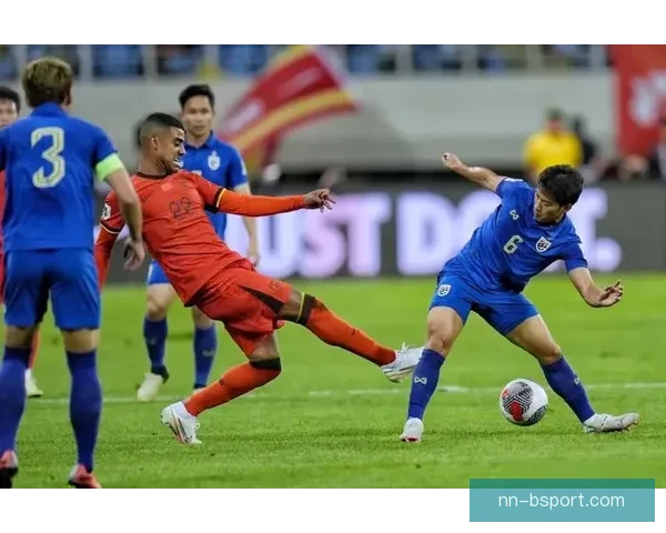 拜合拉木国足首秀绝平泰国队力挽狂澜成为全场焦点