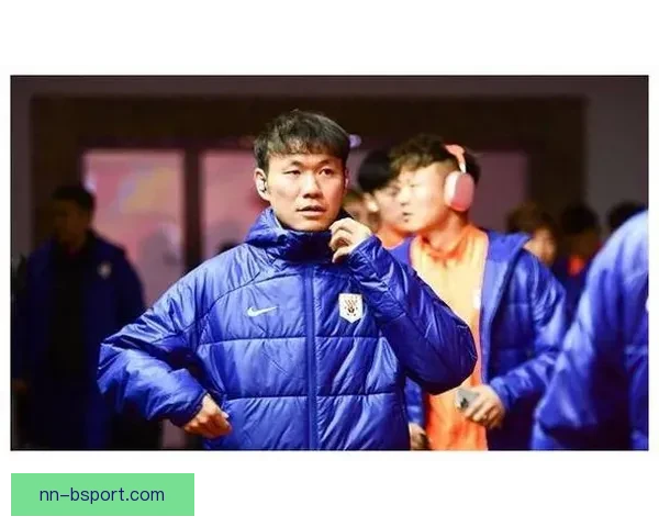 李源一在国足比赛中染红被罚下 赛后引发广泛讨论与争议 李源一在国足比赛中染红被罚下 赛后引发广泛讨论与争议
